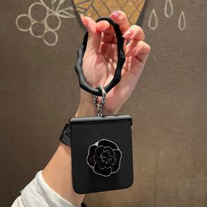 TEMU 폰 케이스: 블랙 힌지 스킨 필 케이스 + 블랙 아웃라인 카멜리아 스탠드 / 화이트 엣지 카멜리아 스탠드 + 블랙 손목 스트랩 폰 케이스 (Z Flip 7, Z Flip 7 FE, Z Flip 6, Z Flip 5, Z Flip 4, Z Flip 3용)