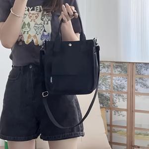 TEMU 조절 가능한 스트랩과 자석 폐쇄가 있는 컴팩트 크로스바디 토트 - 흰색 및 검정색, 작업 또는 여행을 위한 여러 포켓, 내구성이 뛰어난 나일론 소재, 일상적인 사용에 이상적, 여행용 토트 백 | 세련된 토트 디자인 | 내구성이 뛰어난 토트 백, 토트 백
