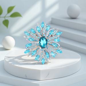 TEMU 화려하고 우아한 꽃 모양 브로치 – 정장 저녁 식사, 갈라, 세련된 외출에 완벽. 가운, 목걸이, 클러치백과 어울림. 블루 라인스톤, , 실버톤 마감으로 눈부신 우아함을 더한 '플라워' 디자인
