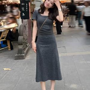 TEMU 여성을 위한 세련된 그레이 드레스. 몸매를 잡아주는 디자인과 허리 주름이 있는 핏감으로 여름 2026에 완벽하게 어울립니다.
