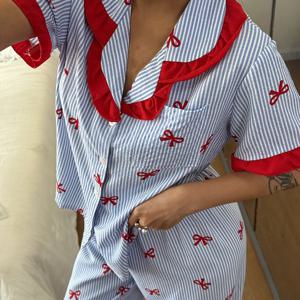 TEMU 2pcs 여성용 파자마 세트, 블루 프린트 러플 트림 반팔 및 바지 라운지웨어, 오픈 프론트 칼라 편안한 잠옷 – 부드러운 반팔 버튼업 상의 및 탄성 허리 바지, 캐주얼 라운지웨어