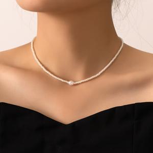 TEMU 독특한 디자인의 섬세하고 우아한 흰색 인조 진주 목걸이로, 캐주얼한 의상에 어울리는 미니멀하고 세련된 인조 진주 초커입니다