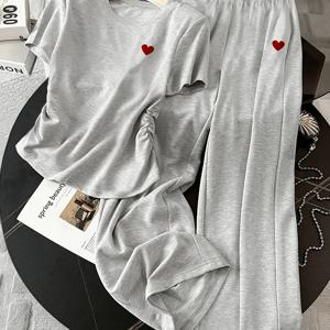 TEMU 여성용, 발렌타인데이 하트 무늬의 심플한 회색 프린트 캐주얼 세트. 발렌타인데이를 위한 솔리드 라운드넥 반팔 상의와 탄성 허리 와이드 레그 팬츠 2피스 세트로, 집에서 편안하게 일상복으로, 수면복으로, 또는 외출복으로 적합합니다.