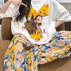 TEMU 노란색 드레스를 입은 귀여운 만화 캐릭터, 노란색 리본이 달린 편안한 캐주얼 세트, 흰색 반팔 상의와 플로럴 바지 - 타버진, 구름 - 아시아 사이즈