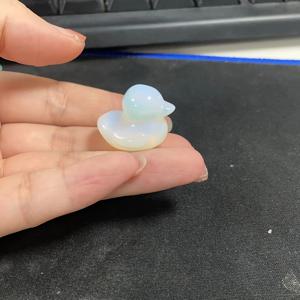 TEMU 고급스러운 25mm 수공예 천연석 오리 조각 매력 - 동물 애호가와 패션 매니아에게 완벽함