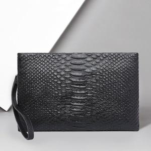 TEMU latest 인조 뱀 가죽 남성용 핸드백 (광저우 공장 생산), 고급스럽고 세련된 뱀무늬 남성용 핸드백, 탈부착 가능한 손목 스트랩 포함, 내부 카드 슬롯 다수, 새로운 남성용 대용량 지갑