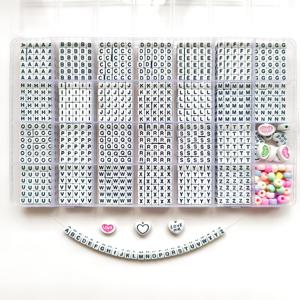 TEMU 1600개 5X5mm 아크릴 레터 비즈 세트 - 흰색 배경에 검은색 글자, 주얼리 제작, 팔찌, 펜던트 및 장식 공예용 사각 비즈 - 비즈 키트