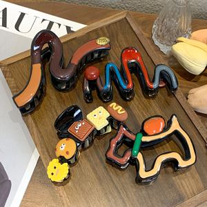 TEMU 샤크 클립 화려한 뒤머리핀, 인스타 스타일 귀여운 만화 머리핀, 랜덤 2/4개 세트. 강력한 그립감, 모발 손상 없음. 다양한 대비 색상 디자인, 일상적인 포니테일과 �ัพ도용으로 적합. 활기차고 다용도의 레이지 바이브 머리핀 세트