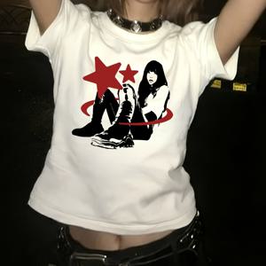 TEMU 아메리칸 Y2K 다크 스타일 레드 스타 프린트 슬림핏 크롭 탑, 독특한 니치 디자인 베이스 레이어 셔츠, 야간 외출, 트렌디한 사진 촬영, 데일리 스위트 쿨 스타일 의상용, 최신 봄/여름 여성용 티셔츠, 개별 판매