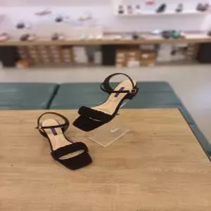 [세라] (2color) 굽 4cm  무광 스퀘어토  여성 발등 스트랩 샌들 S24S004