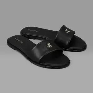 [Calvin Klein Jeans ACC](센텀시티점)여성 필로메나 라운드 플랫 레더 바 샌들(HW02925-0GJ)