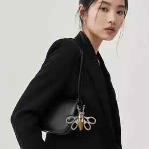 디올옴므 디올 비 백 참 - 블랙 스무스 카프스킨 앤틱 실버 피니시 브라스