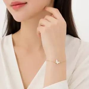 반클리프 팔찌 여성용 스위트 버터플라이 브레이슬릿 마더오브펄 VCARF69000