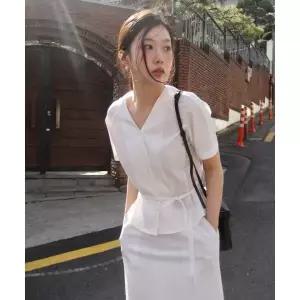 룩캐스트 LOOKAST 소핀 브이넥 텍스처드 래글런 블라우스 / SOPHINE V-NECK TEXTURED RAGLAN BLOUSE 2color