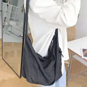 [하프클럽/]여자 빅사이즈 호보 반달 숄더백 보부상 가방