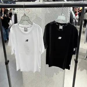 뉴발란스 에센셜 중앙로고 반팔티 W BB NBNEGCW212 10 19