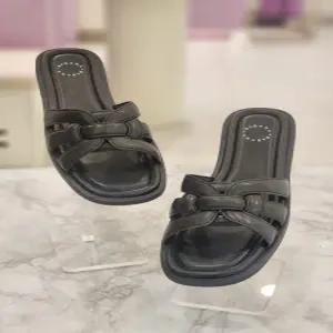 바바라 여성 1cm 엠보 레더 뮬 슬리퍼 BBH368