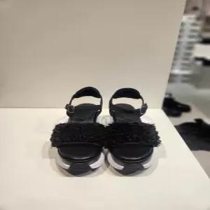 슈콤마보니 플라워 스트랩 샌들 DG2AM25026BLK 587390