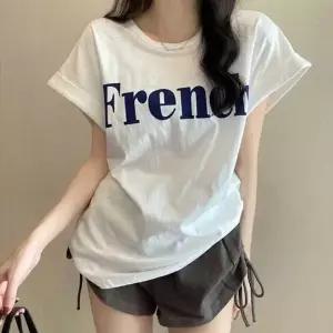 여자 여름 휴양지 휴가 룩 롤업 레터링 반팔 티셔츠