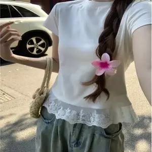 화이트 밑단 슬림핏 여성 반팔티 티셔츠 레이스 여름