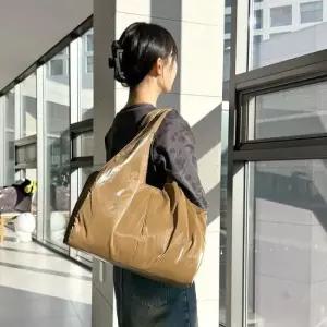 2030여성추천 광택 숄더백 여성용 데일리 유광 나일론 가방