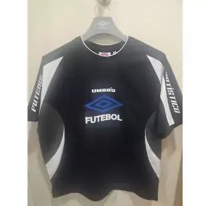 [엄브로] HBL 풋볼 푸치보우 반팔 피스테 UR221CWT53 BLACK