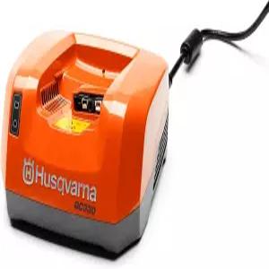 에너지 절약 모드를 갖춘 Husqvarna QC330 40V 리튬 이온 배터리 충전기 주황색