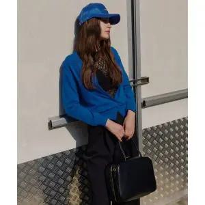 JBYRARA R넥 버튼 클로저 시그니처 가디건_블루 2307576