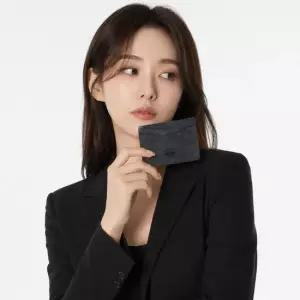 가니 FW25 여성 엠보스드 로고 카드지갑 A7036 911