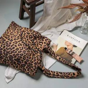 스트랩 조절 레오파드 숄더백 에코백 여성겨울가방 복조리가방