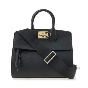 [페라가모] FW24 여성 미디움 스튜디오 토트백 21 4493 NERO 0763095