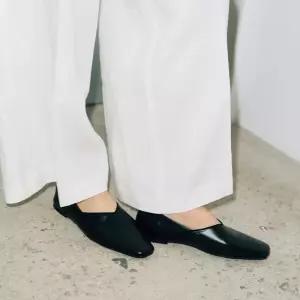 코모레비 뮤지엄 정상가 112,000원 2Type2Colors_2WAY 레더 스퀘어 토우 쉐이프 로퍼 I KM445 939730