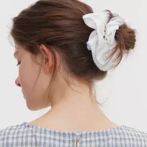 [롯데백화점]마리끌레르 컬러 배색 스티치 스크런치(MAGAAC06MWH)