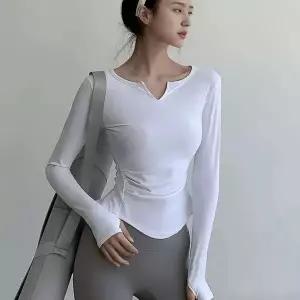 가녀린 연출 가능한 브이 트임 긴팔 티셔츠 신축성