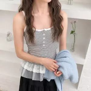 여성 여름패션아이템 레이스프릴 레이어드 나시티셔츠
