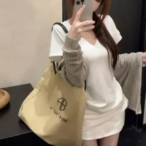 여성 슬림핏 러블리 여름 심플 브이넥 반팔 티셔츠