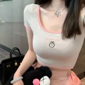 여성 여름 U넥 슬림 토끼 자수 배색 반팔 크롭 티셔츠