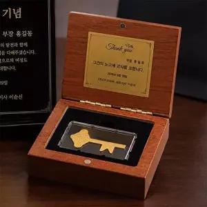[골드모아]순금 열쇠 0.05g 심플우드케이스 24K 감사패 정년퇴임퇴직 생신 축하 선물