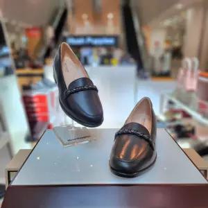 여성 발 편한 3cm 몰드굽 크리스탈 스트랩 세미정장 로퍼 3F26404-4CA 689129