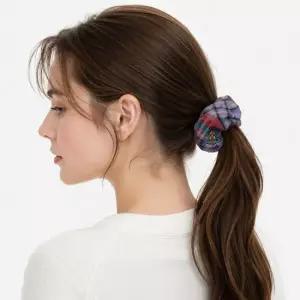 비비안웨스트우드 26SS TARTAN SMALL SCRUNCHIE 81020021 W01C6 O102) 타탄 스몰 스크런치)