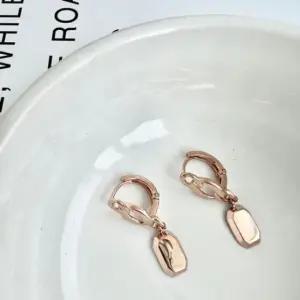 30대여성 꼬임 평민자 딸랑이 이어링 골드 18k