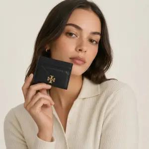 토리버치 26SS KIRA DIAMOND QUILT CARD CASE 154993-001) 키라 다이아몬드 퀼트 카드 케이스)