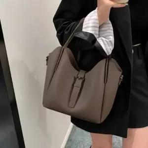 [패션소품] 버클 스트랩 포인트 가방 심플한 숄더백 겸용 토트백 여성가방 여자핸드백