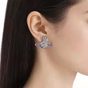 비비안웨스트우드 ASSITA BAS RELIEF EARRINGS 62010365 02P644) 아시타 바스 릴리프 이어링)
