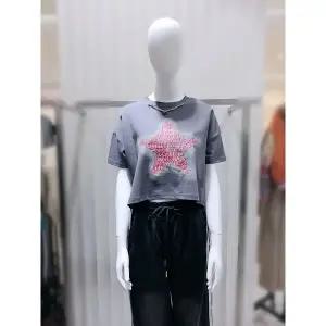 갤러리아 크롭 뒤 슬릿 티셔츠 MN08TS071