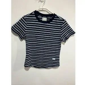 [뉴발란스] W 핏티드 스트라이프 반팔티(SLIM) NBNEG2W442 NAVY