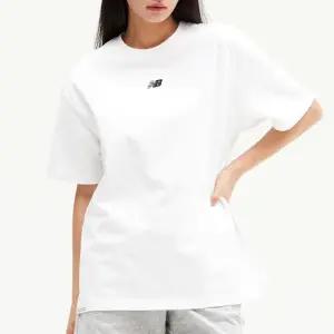[뉴발란스]뉴발란스 공용 에센셜 센터로고 오버핏 반팔티 NBNEE21033-10