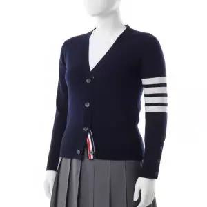 [톰브라운]THOM BROWNE 클래식 캐시미어 4-바 브이넥 가디건 FKC001A 00011 415 823698
