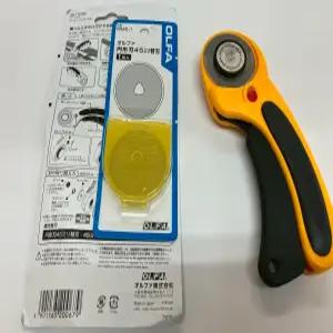 최대 선명도 / 일본산 OLFA 45mm 텅스텐 스틸 인체공학적 로터리 커터 및 블레이드 리필 1팩 가치 세트