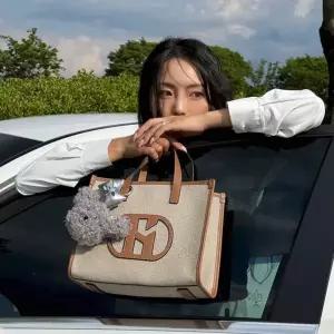 [헤지스](천안아산점)베이지 H소가죽 패치 미듐사이즈 토트 겸 숄더백 HIBA5E108I2
